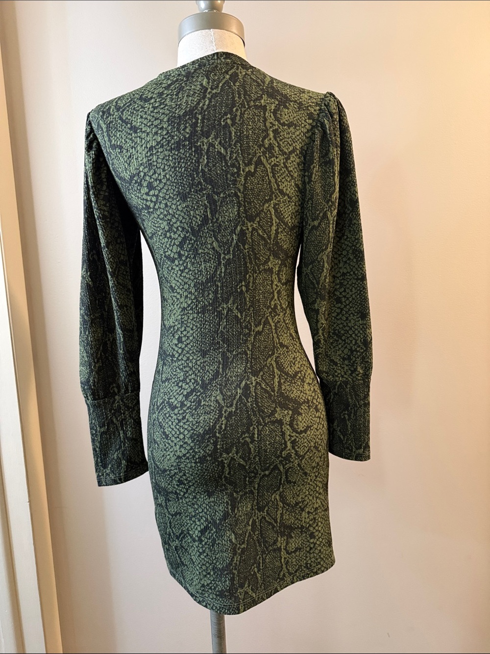 Top Shop Green Snake-Print Long-Sleeve Sheath Dress - Picture 2 of 12